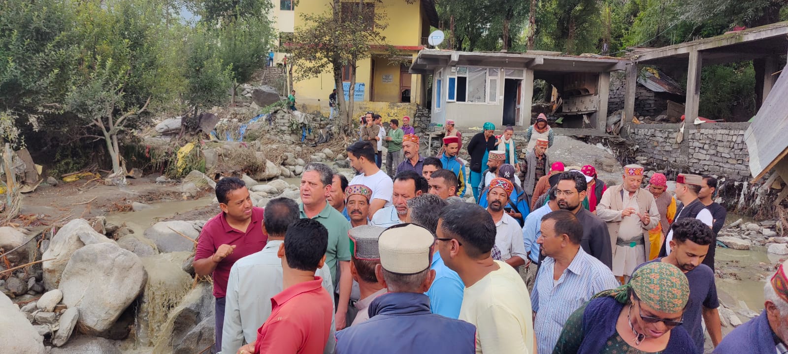 Flash flood hits Manali: three houses damaged, Manali-Leh highway blocked to traffic for hours. 