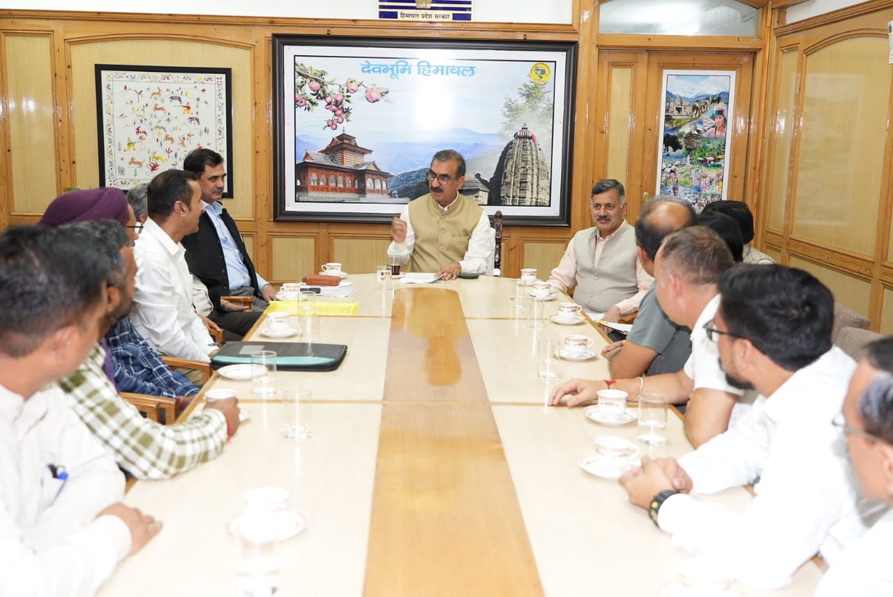 Delegations from Himachal Pradesh Employees and Teachers Associations Meet Chief Minister. 