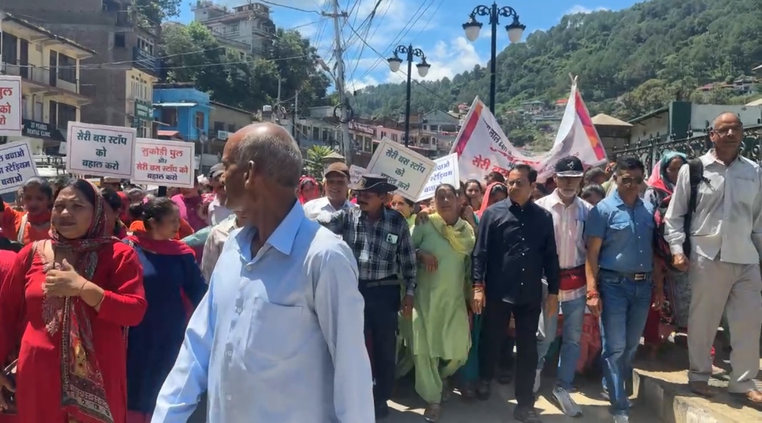 Mandi Residents Protest Removal of Key Bus Stops at Seri Manch and Sakodi bridge, Demand Immediate Restoration.
