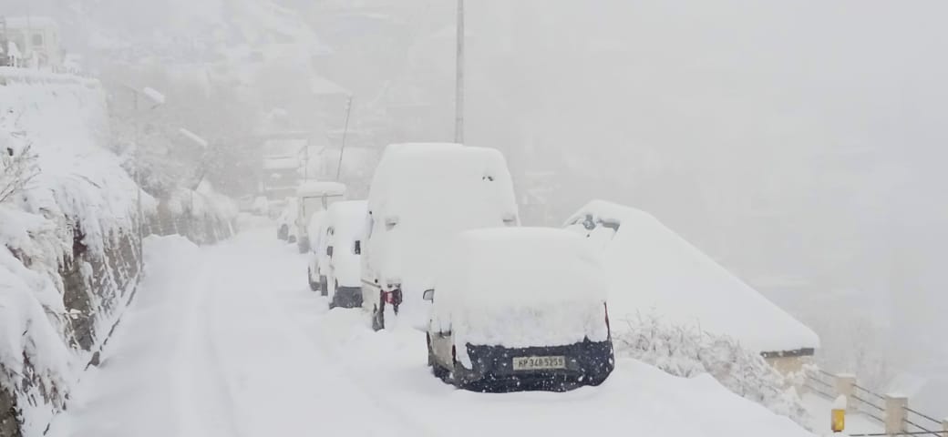 Heavy Snowfall Disrupts Traffic in Lahaul and Spiti, Isolates Key Areas. 