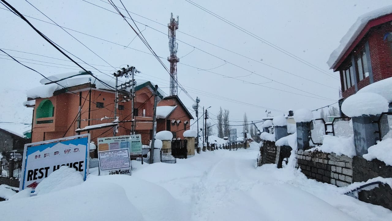 Severe Weather Conditions in Himachal Pradesh: Roads Blocked, Power and Water Supply Disrupted. 
