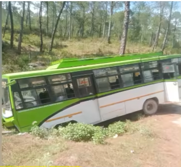 15 Injured as Private Bus Crashes Near Durgapur in Mandi District; Driver Booked for Negligence. 
