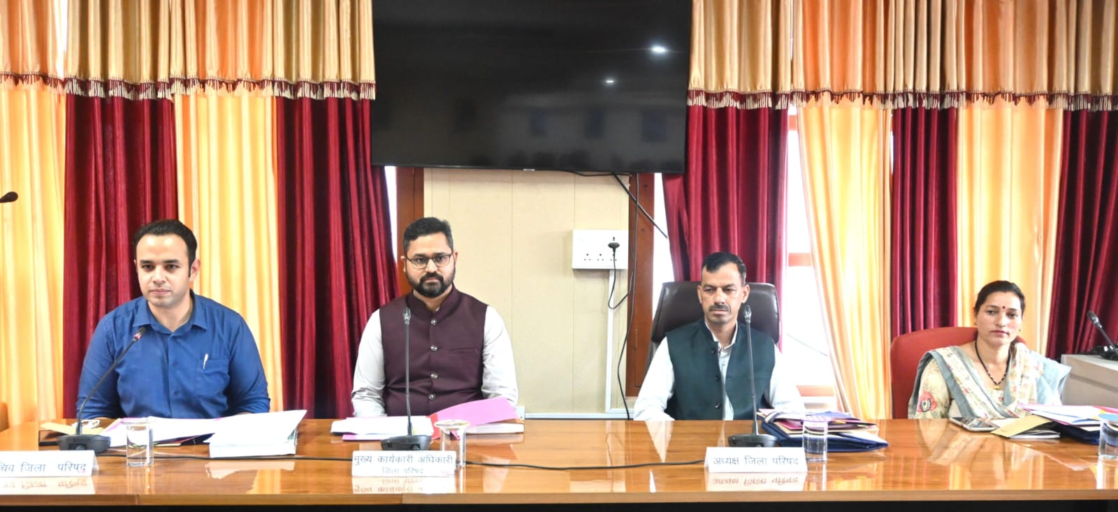 Mandi Zila Parishad Holds First Quarterly Meeting, Reviews Rural Development and Public Welfare Issues. 